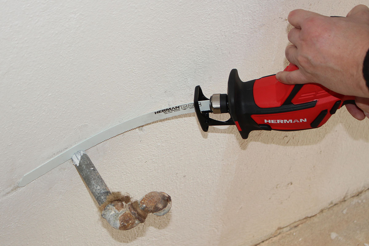 Cutting the steel pipe flush with the wall