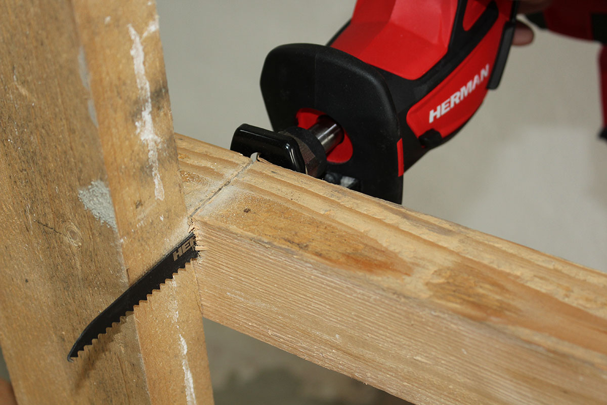 Cutting the wooden batten close to the wall